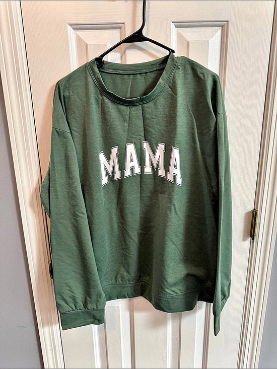 Tops - Graphic in Green Like New